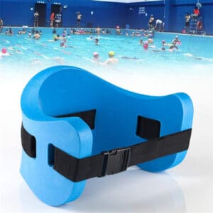 Une ceinture en mousse bleue et ruban noir devant une piscine publique d'intérieur avec des personnes jouant dans l'eau.