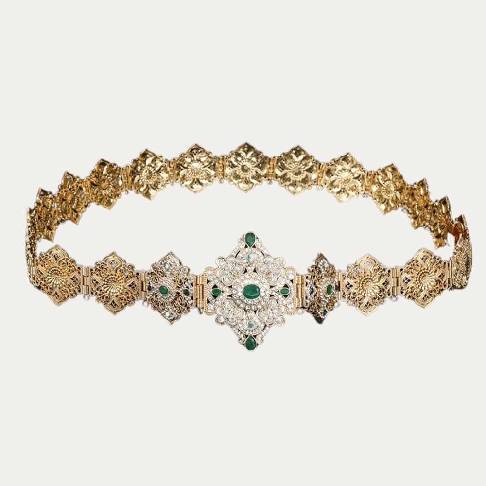 Ceinture marocaine dorée style émeraude sur fond uni