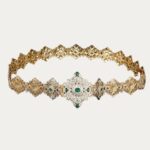 Ceinture marocaine dorée style émeraude sur fond uni