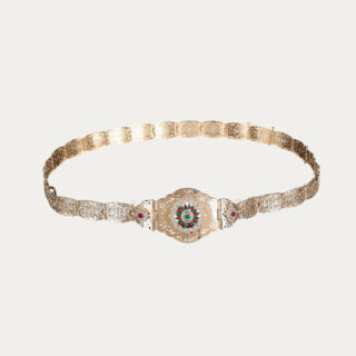 Ceinture marocaine style vintage dorée pour femme, réglable avec pierres décoratives sur fond uni.