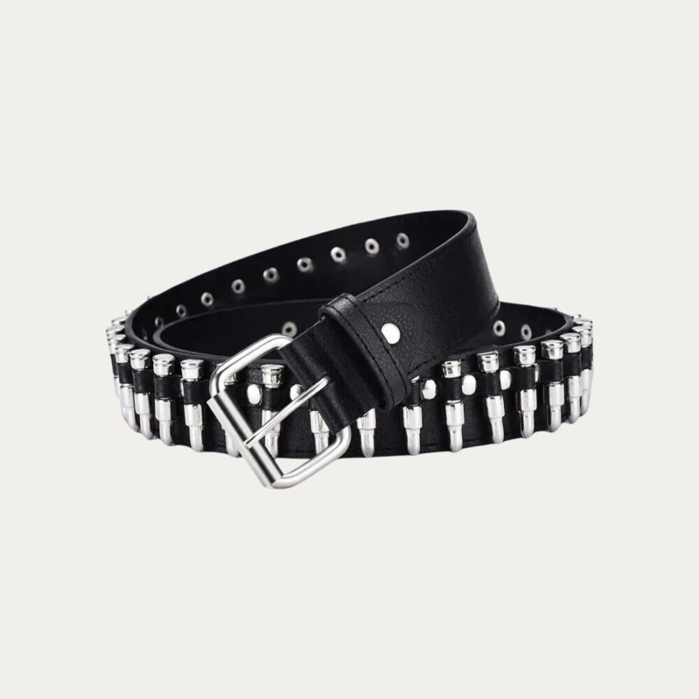 Ceinture rock pour homme aux douilles chromées sur ceinture noire en similicuir et fond uni.