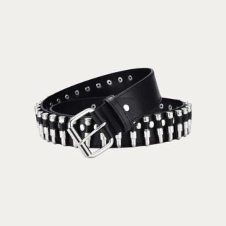 Ceinture rock pour homme aux douilles chromées sur ceinture noire en similicuir et fond uni.