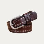 Ceinture en cuir marron cloutée pour homme noire avec deux lignes de clous sur fond uni.
