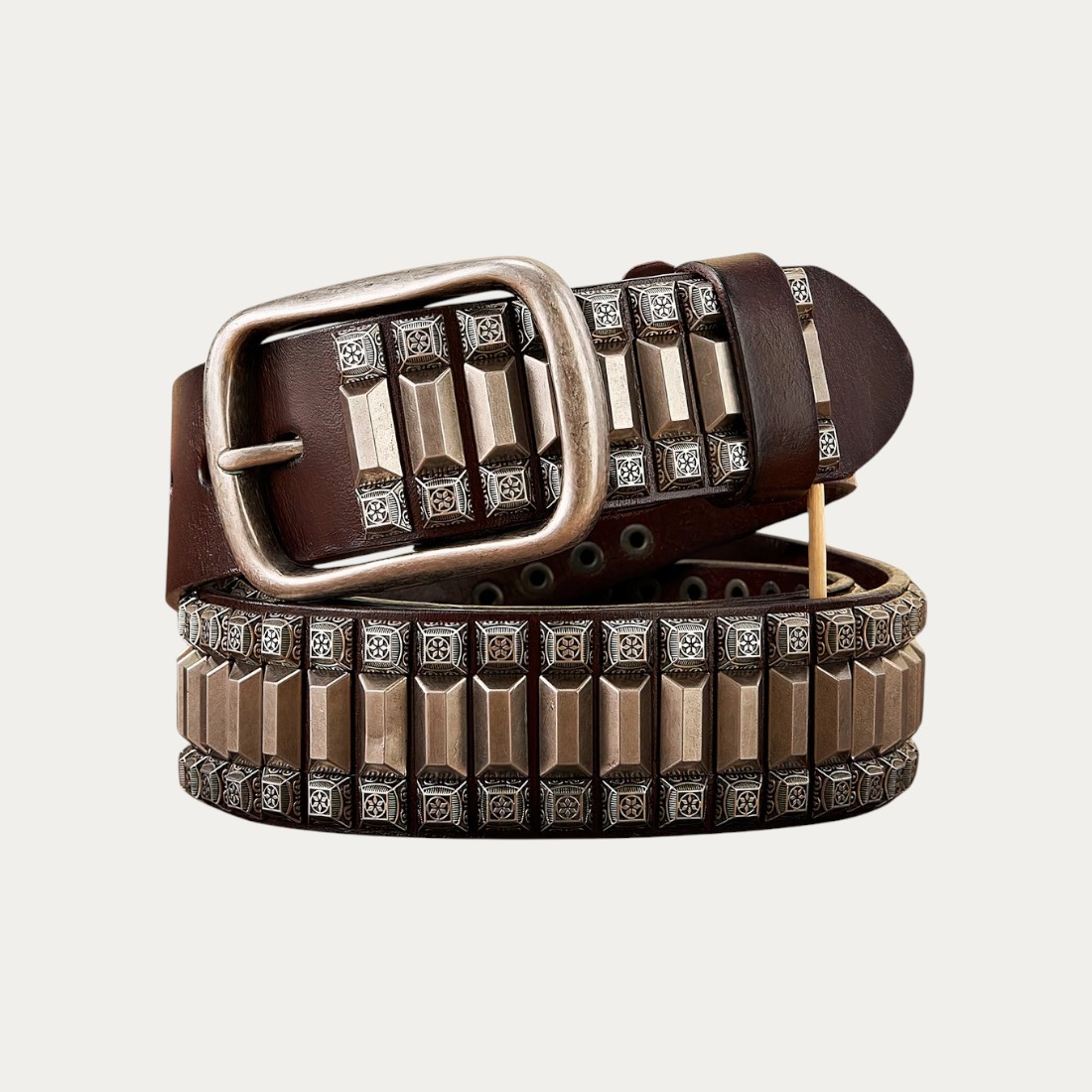 Ceinture homme western effet cartouchière vintage de couleur marron, les rivets sont patinés et de forme iconique rappelant les cartouches accrochés à la ceinture des cow-boys, sur fond uni.