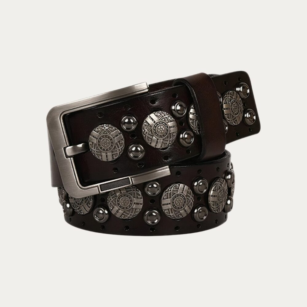 Ceinture western homme avec rivets décoratifs de forme circulaires sur cuir véritable marron sur fond uni.