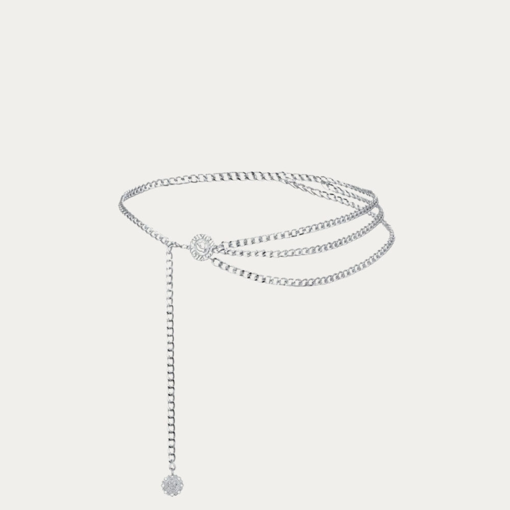 Ceinture chaine tendance argentée sur fond uni