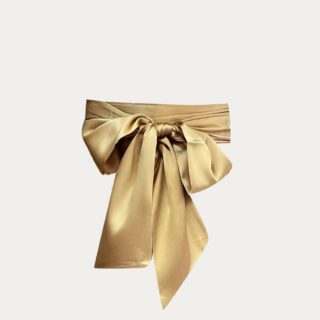 Ceinture en tissu femme taille haute dorée sur fond uni