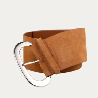Ceinture femme grosse boucle en daim marron sur fond uni