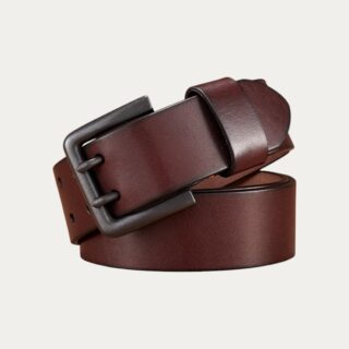 Ceinture homme premium cuir épais marron enroulé sur elle-même, elle met en évidence son cuir brillant et sa boucle solide, le tout sur fond uni.