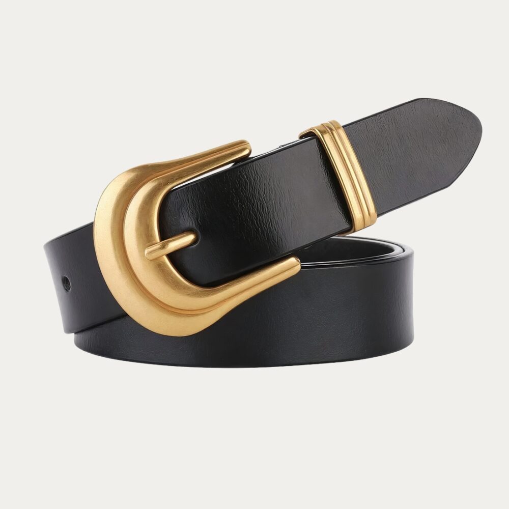 Ceinture fine vintage en cuir véritable pour femmes avec sa boucle dorée patinée sur fond uni