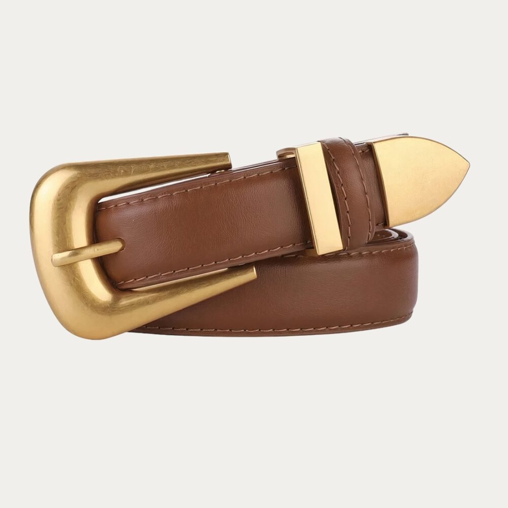Ceinture femme en cuir avec boucle dorée chic sur fond uni