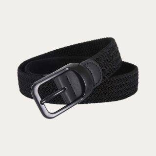 Ceinture tressée extensible homme de couleur noire en fibre textile tressé enroulée mettant en évidence sa boucle de couleur noire sur fond uni.