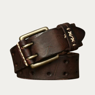 Ceinture vintage homme en cuir patiné avec couture artisanale et boucle avec double ardillon sur fond uni