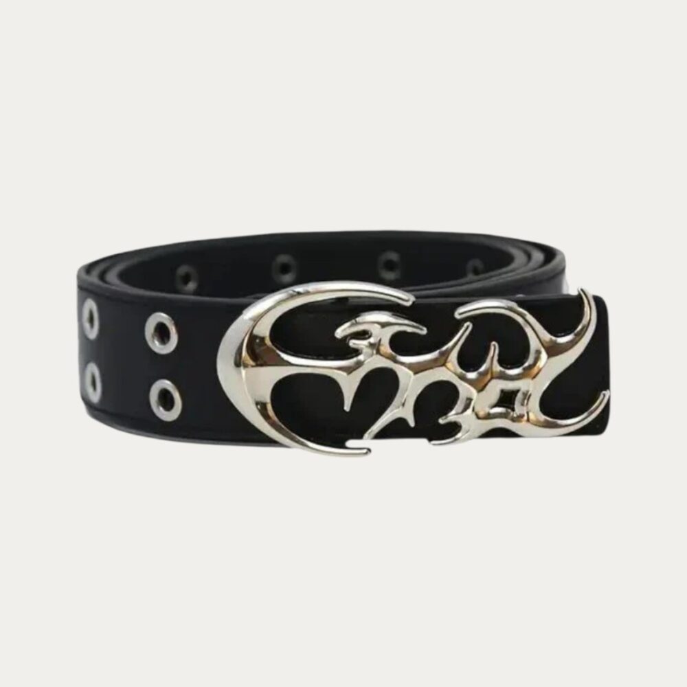Ceinture rock homme boucle tribale noire avec taille réglable sur fond uni.