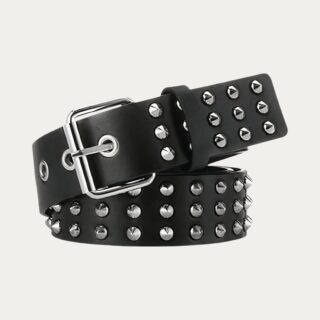 Ceinture cloutée à rivets pointus pour homme en similicuir et métal chromé sur fond uni.