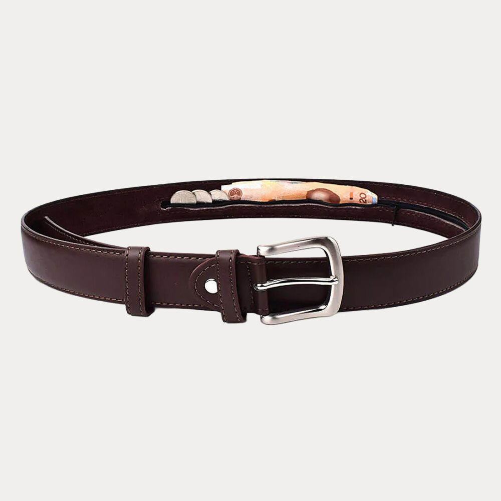 Une ceinture cache billet grande discrétion en simili-cuir nouée dans le vide et laissant apparaître des billets dissimulés à l'intérieur sur un fond gris très clair uni.