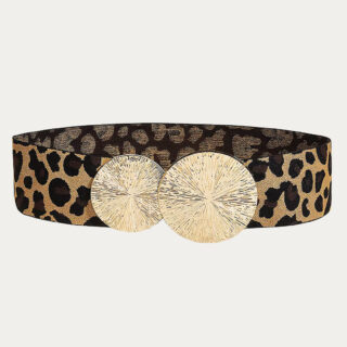 Une ceinture léopard femme élastique à fermoir double disque disposée sur un fond gris très clair uni