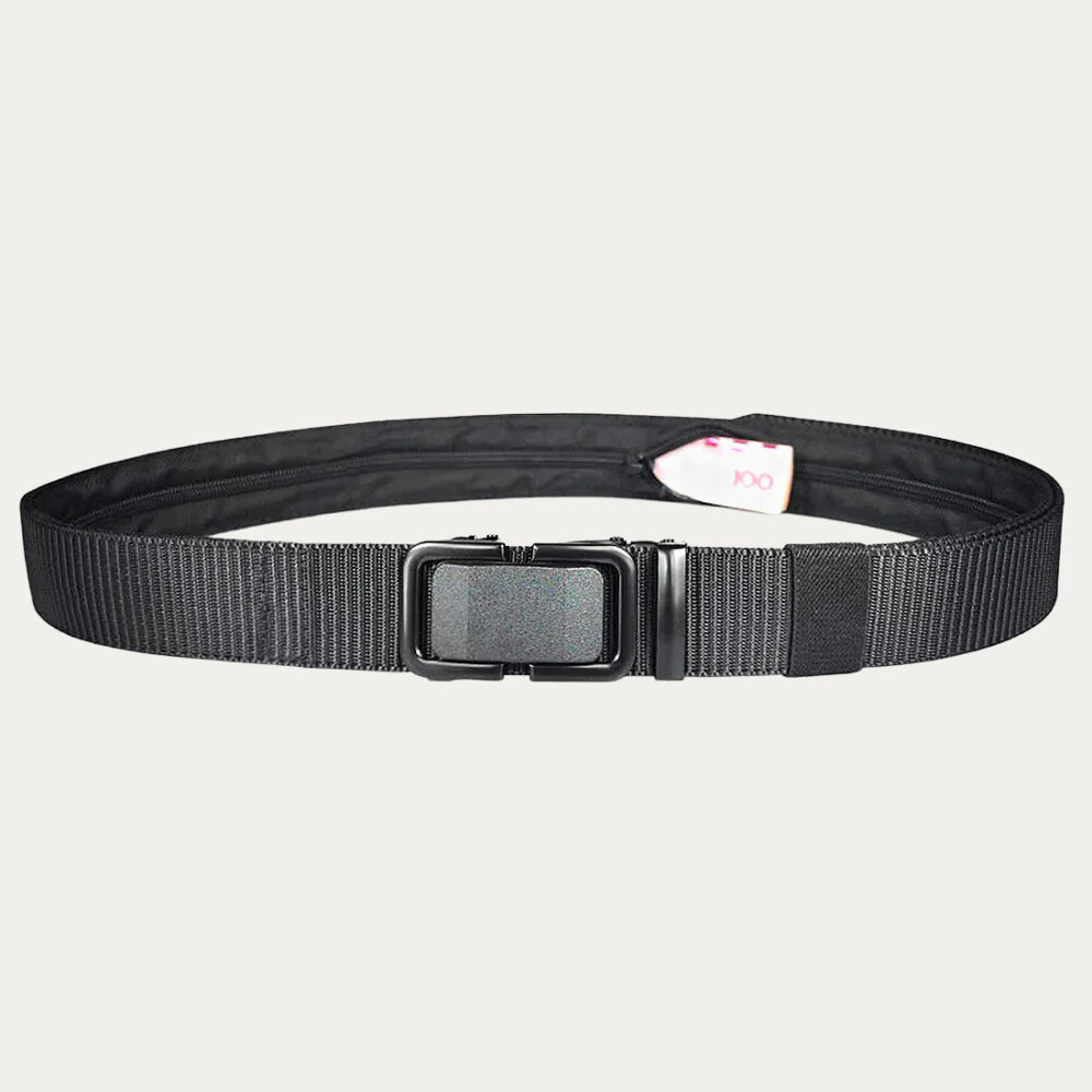 Une ceinture cache billet homme style tactique avec une sangle et une boucle noire, dissimulant un billet à moitié caché en son intérieur sur un fond gris très clair uni.