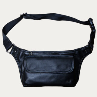 Une sacoche homme ceinture en cuir souple de couleur noire sur un fond gris très clair uni.