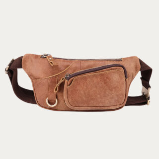 Une sacoche homme ceinture à multiples compartiments de couleur marron avec une sangle marron foncé sur un fond gris très clair uni.