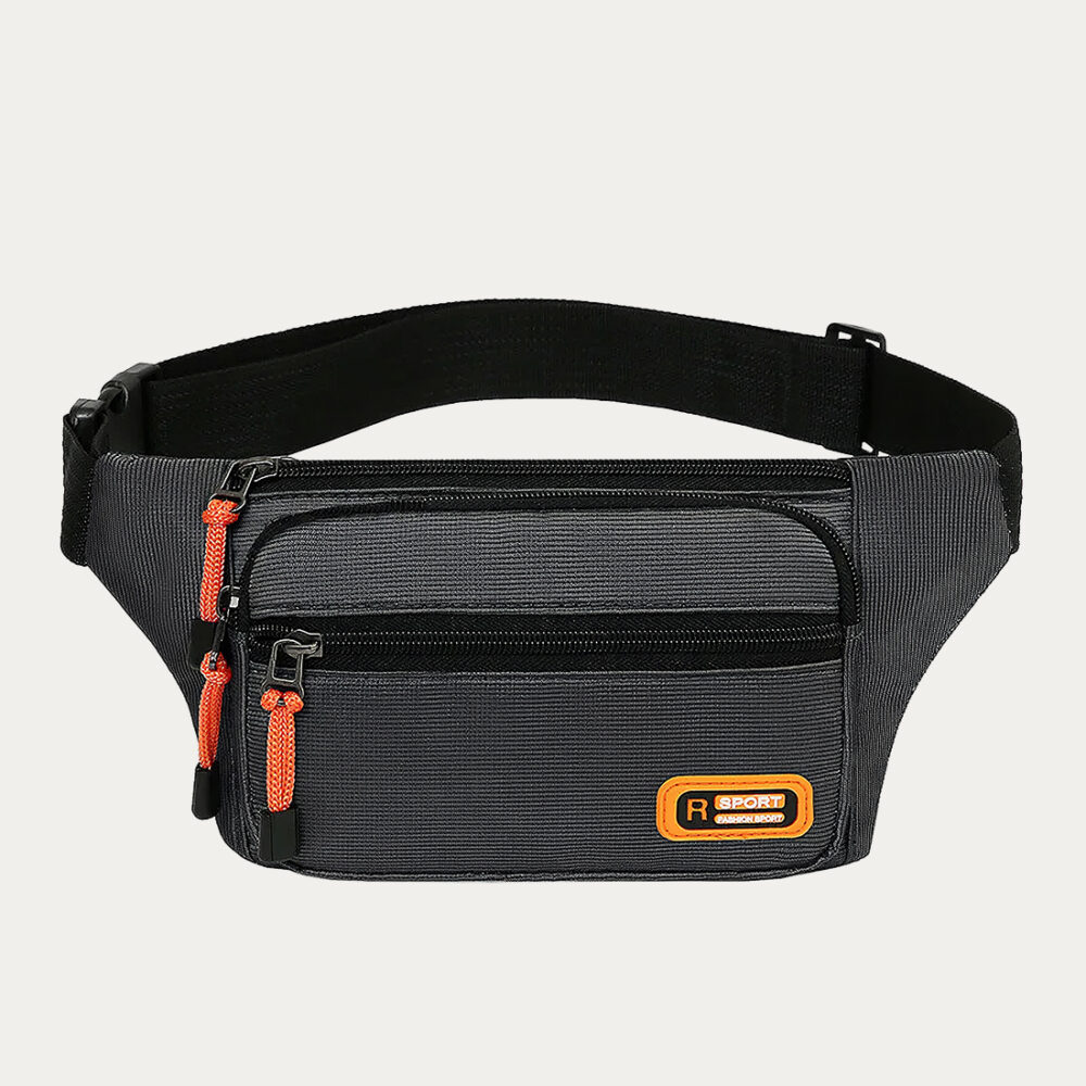 Une sacoche homme ceinture en nylon étanche de couleur grise et orange disposée sur un fond gris très clair uni.