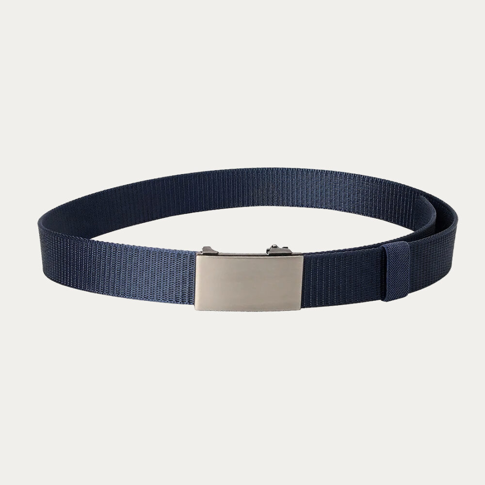 Une ceinture en toile homme avec boucle automatique de couleur bleue sur un fond gris très clair uni.