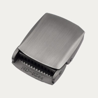 Une boucle ceinture homme style tactique de couleur argentée sur un fond gris très clair uni.