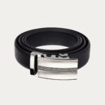 Ceinture cache billet homme à boucle automatique sur fond uni