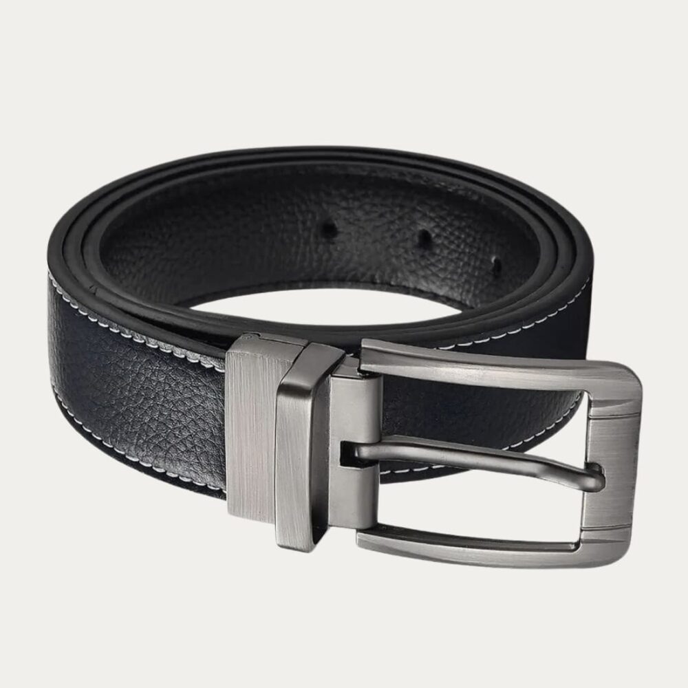 Ceinture réversible homme en simili-cuir en version noire, sur fond uni