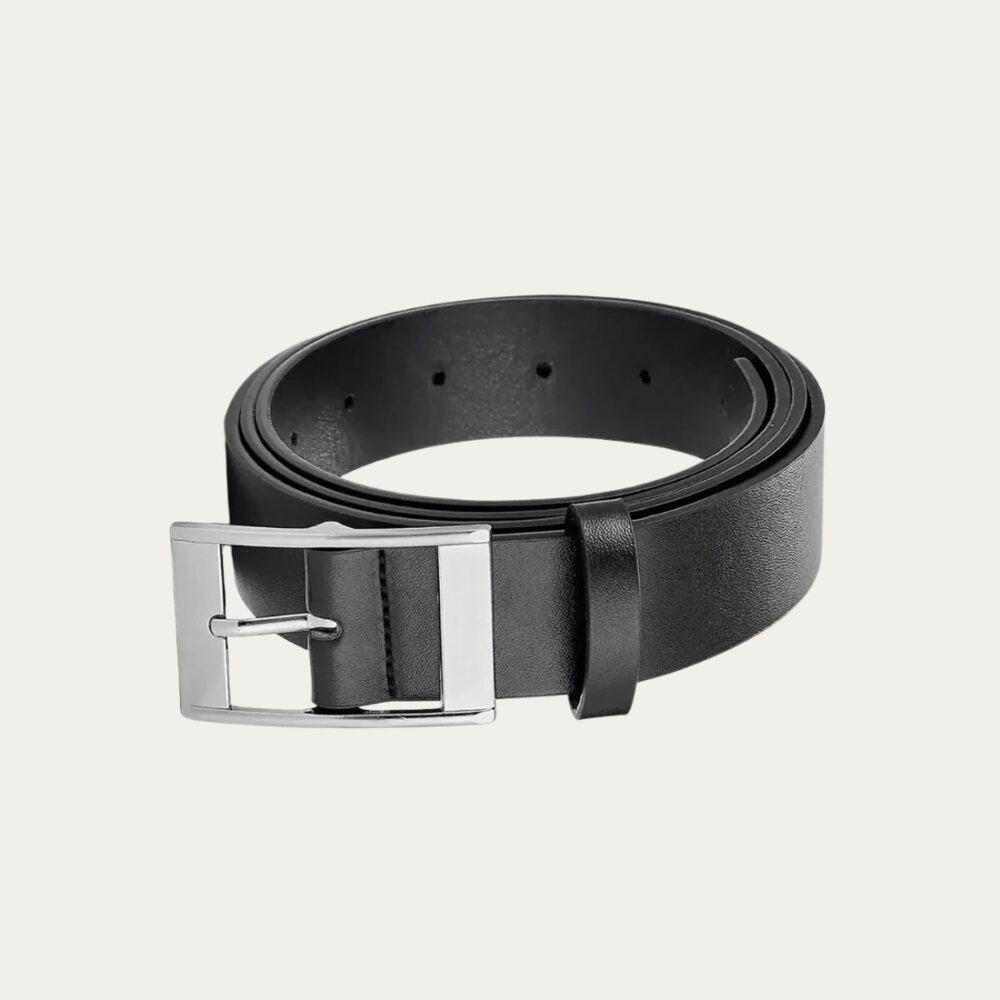 Une ceinture homme mariage sobre à boucle rectangulaire de couleur noire enroulée sur elle-même sur un fond gris très clair uni.