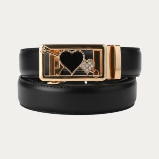 Ceinture femme automatique noire avec boucle cœur sur fond uni.