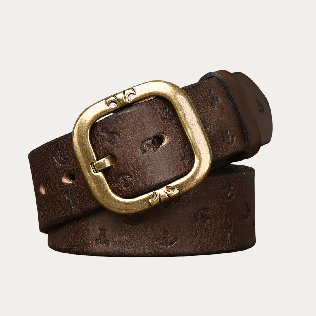 Ceinture homme pour jean en cuir véritable de couleur marron, enroulée sur elle-même, avec boucle en cuivre, parfaite pour un style brut et élégant.