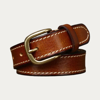 Ceinture camel femme en cuir véritable avec couture apparente contrastée et boucle dorée vintage sur fond uni.