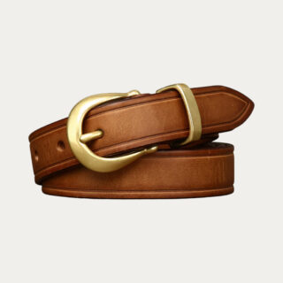 Ceinture camel pour femme en cuir vintage avec boucle dorée, accessoire chic et naturel sur fond uni.