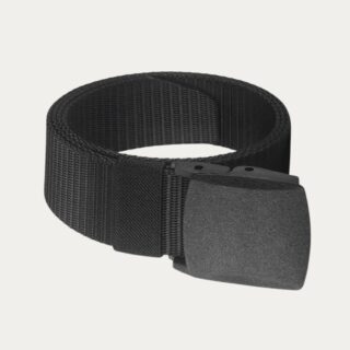 Ceinture sangle homme casual en fibre tressée noire avec boucle discrète, légère, souple et résistante, adaptée à une tenue décontractée élégante.