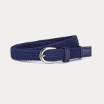 ceinture en nylon tressé avec une boucle en métal argenté arrondie, de couleur bleu marine