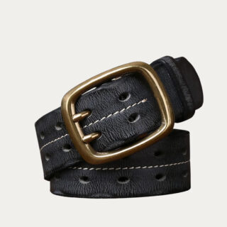 Ceinture homme noire artisanale en cuir avec boucle patinée, double ardillons, surpiqûres robustes et finition brute.