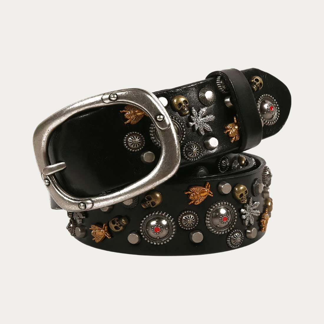 Ceinture noire pour homme en cuir pleine fleur avec boucle métal vieilli et rivet tête de mort, style rebelle et finition haut de gamme sur fond uni.