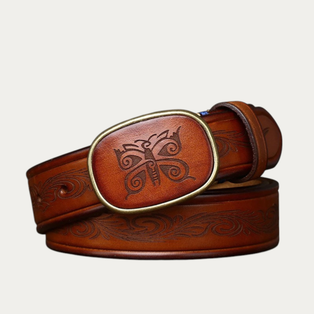 Ceinture plaque homme en cuir gravé marron avec boucle ovale laiton vieilli, motif discret et finition artisanale, style masculin raffiné et intemporel.