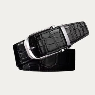 Ceinture homme noire style crocodile en cuir fendu avec boucle argentée brillante et texture embossée, accessoire élégant pour homme élégant.