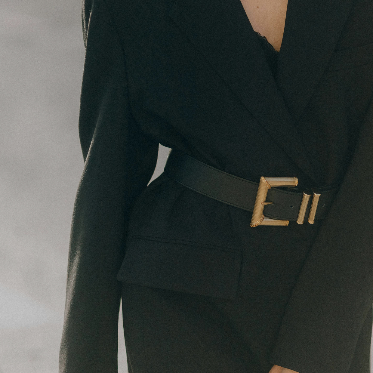 Ceinture noire femme : l’accessoire mode incontournable ! Conseils cat4 MA