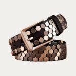 Ceinture noire homme à clous hexagonaux en cuir brut, finition graphique métallique, boucle acier mate, accessoire visuellement impactant sur fond uni.